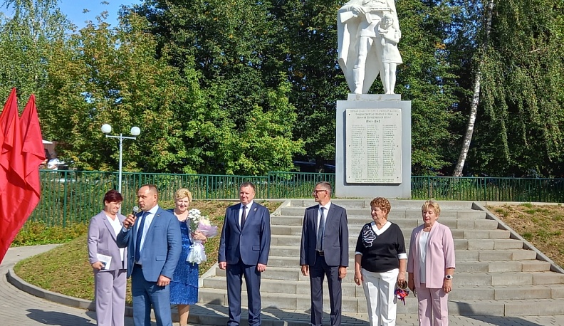 Председатель Законодательного Собрания  Калужской области Геннадий Новосельцев посетил кондровскую школу в День знаний