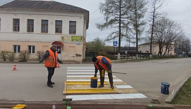 В Мосальске обновили пешеходные переходы и установили светофоры
