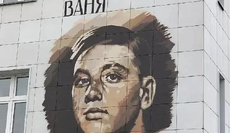 Фасад школы в Балабанове украсили муралы с известными героями