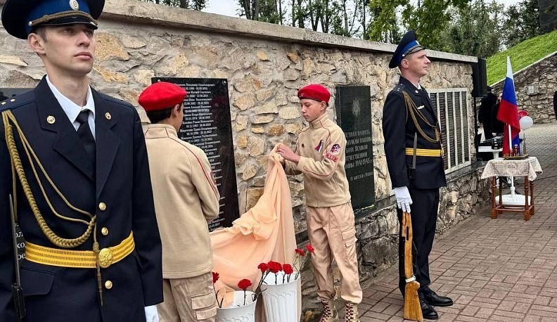 В Юхновском районе открыли мемориальную доску памяти земляков, погибших в СВО