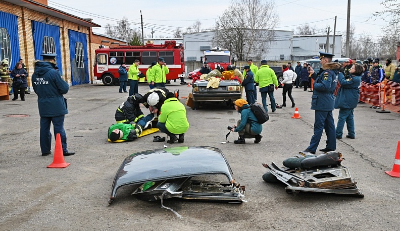 В Калуге в условиях близких к реальным проходят соревнования по спасению в ДТП
