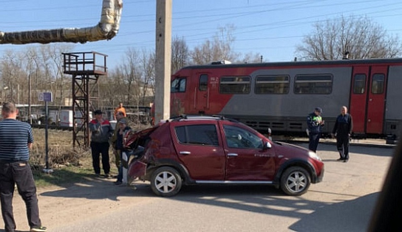 В Калуге легковой автомобиль и поезд столкнулись на железнодорожном переезде