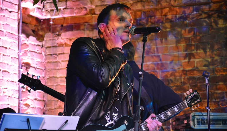 Калужская рок-группа «Тень звука» выступила со струнным квартетом перед жителями города