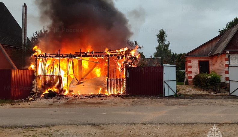 В Медынском районе потушили пожар в гараже