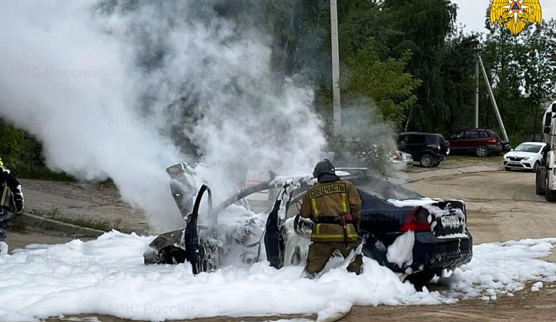 В Калуге на ул. Московской утром дотла сгорел «Форд Фокус»