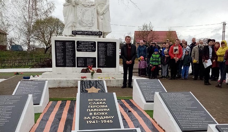 Ко Дню памяти и скорби: Братская могила в Острожном