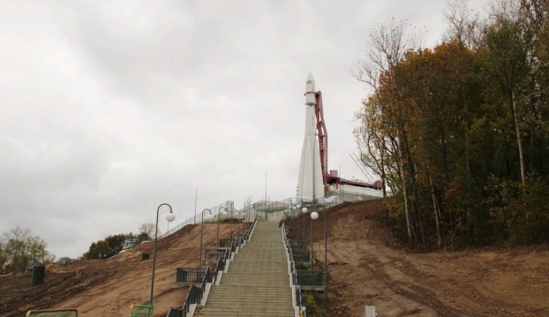 Дмитрий Денисов рассказал о благоустройстве и укреплении склона у Музея космонавтики