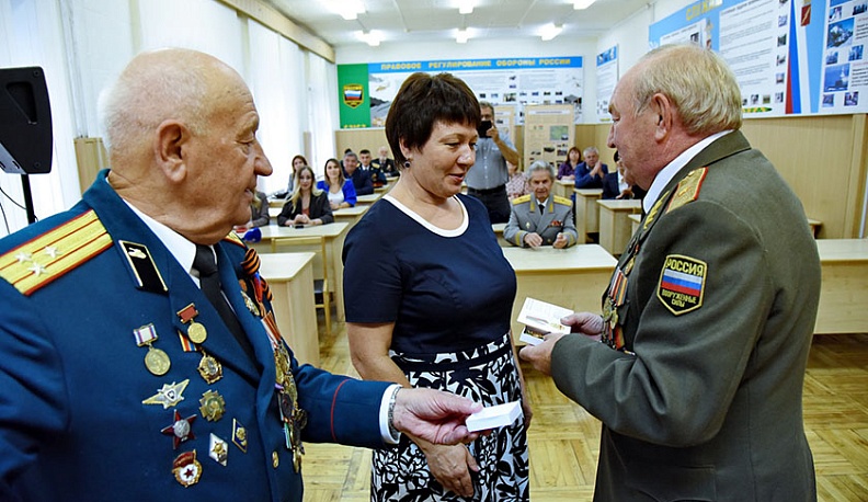 Военные отметили труд медиков в борьбе с коронавирусом особой медалью