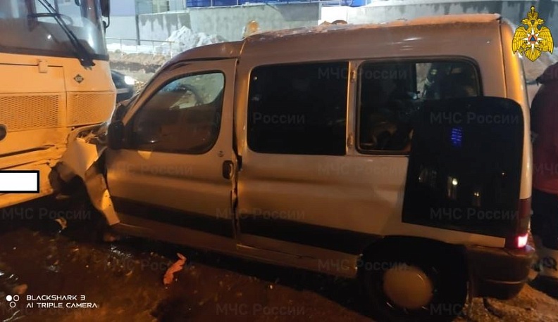 В Калуге на улице Баррикад иномарка столкнулась с автобусом