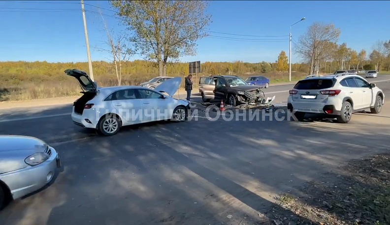 В Обнинске на въезде в город лоб в лоб столкнулись две иномарки