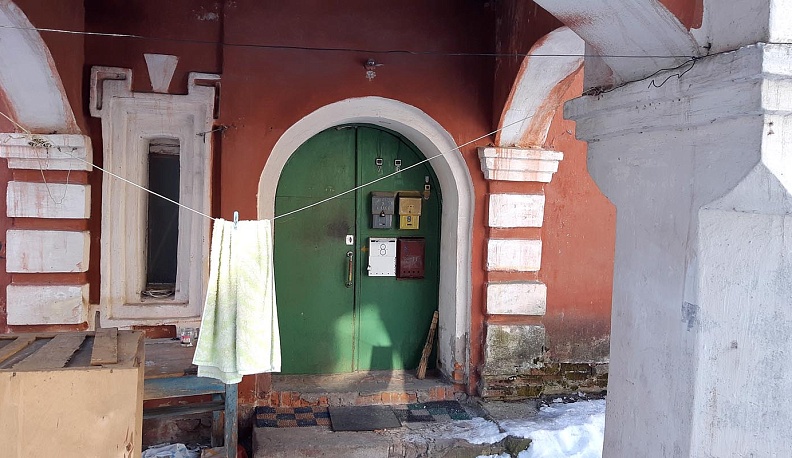 Дом выживает обещаниями 