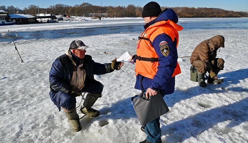 На реках Калужской области рыбаки рискуют попасть в «ледовые ловушки»