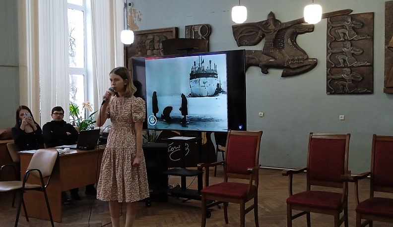 В Калуге прошёл патриотический час для школьников «Код памяти. Защищая родную землю»