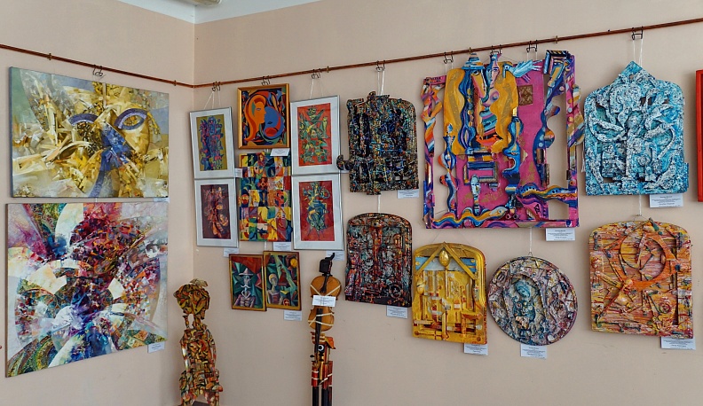 Из зала в зал переходя…