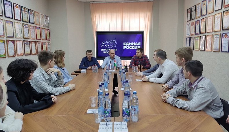 Депутат Михаил Дмитриков показал школьникам работу калужского предприятия по производству банковского оборудования