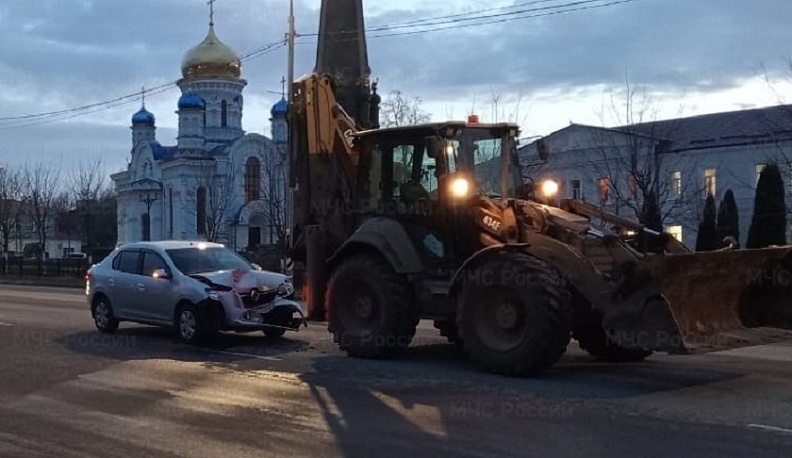 Легковушка столкнулась с трактором в Калужской области