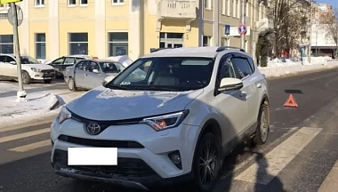 В центре Калуги автомобиль сбил пешеходов на оживлённом перекрёстке