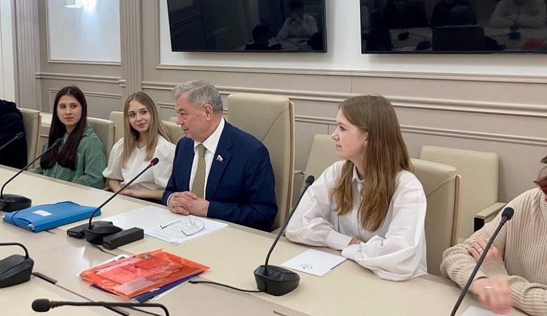 Сенатор РФ Анатолий Артамонов рассказал юным активистам из Калужской области о финансовой грамотности