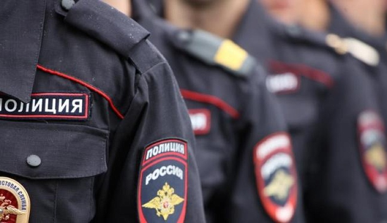 Он шагает по участку