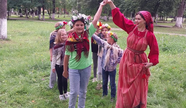 Детей из Людинова познакомили с играми народов России