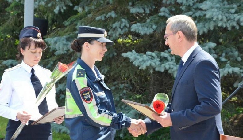 Глава региона наградил сотрудников калужской ГИБДД