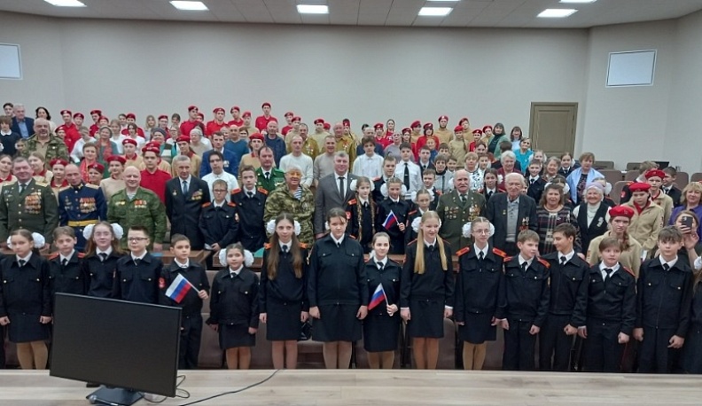 В Дзержинском округе состоялась встреча – диалог молодежи с несколькими поколениями защитников Родины