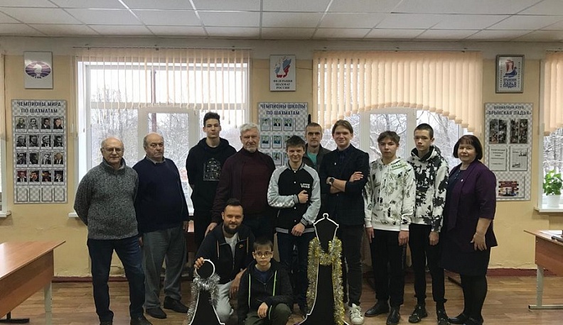 Шахматный клуб «Брынская ладья» провел турнир между командами школьников и выпускников