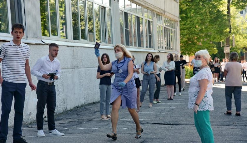 Выпускники калужских школ начали сдавать ЕГЭ по русскому языку