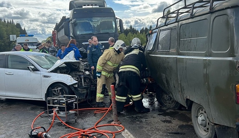  На трассе в Калужской области «Буханка» столкнулась с двумя иномарками