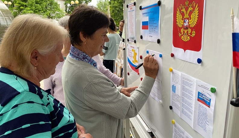 В Думиничах в честь Дня России развернули огромный триколор и провели праздничную программу