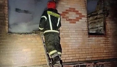 10 пожарных тушили дачу в Тарусском округе 