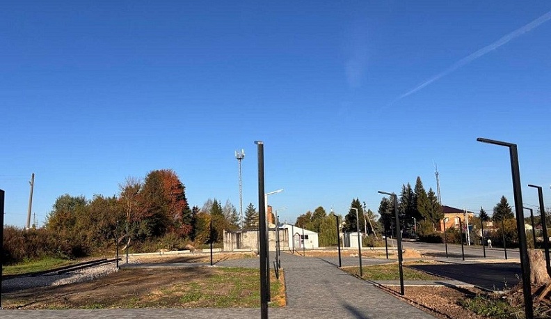 Сквер у привокзальной площади в Ферзикове продолжают благоустраивать