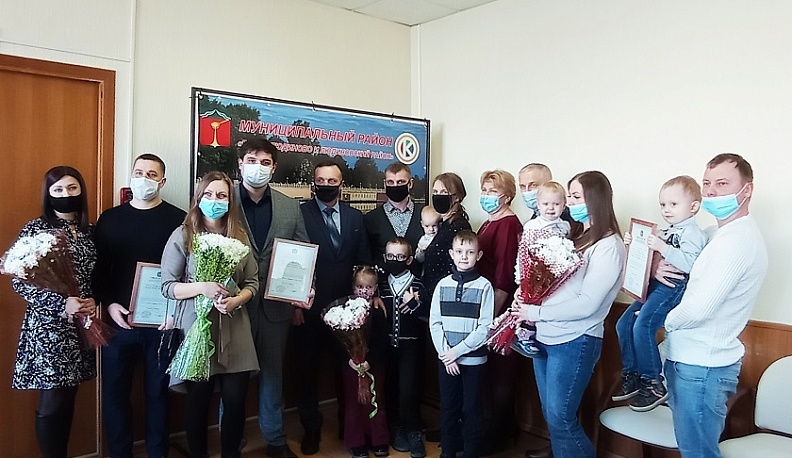 Молодые семьи из Людинова получили госпомощь в приобретении жилья