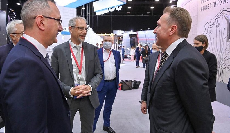 Владислав Шапша проводит деловые встречи на площадке Петербургского Международного экономического форума