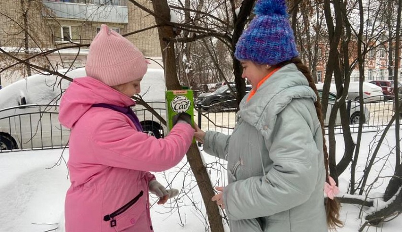 Зимой калужские школьники подкармливают птиц