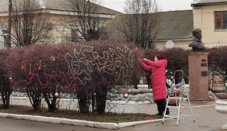 Жители Тарусы сами украшают центр города к Новому году