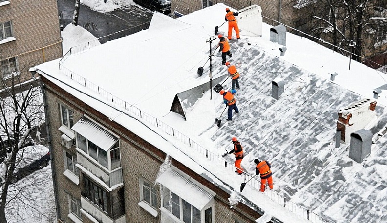 Калужан предупреждают о соблюдении безопасности во время чистки крыш от снега