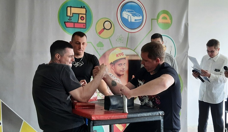 В Сухиничах состоялся межрайонный турнир по армрестлингу