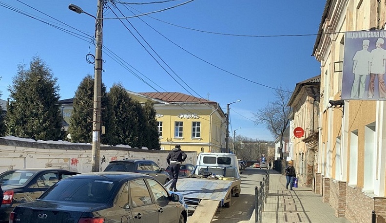 Власти Калуги ищут владельцев брошенных на улицах города авто