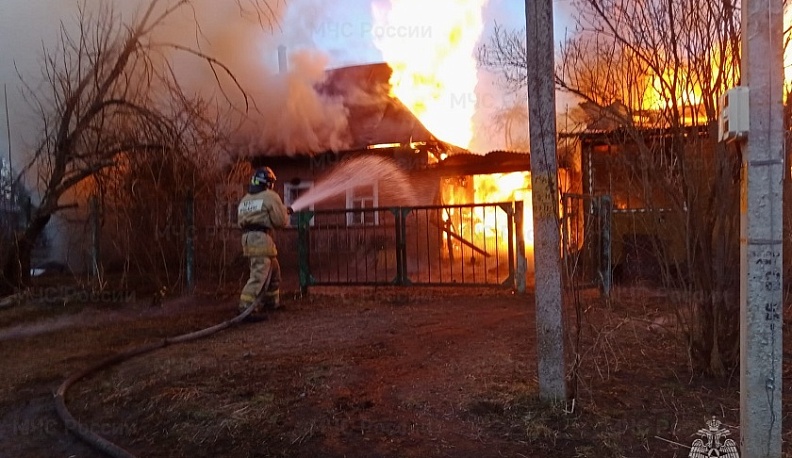 В Мещовском районе загорелся деревянный частный дом