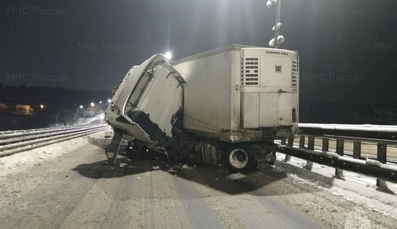 Фура въехала в ограждение на обходе Калуги