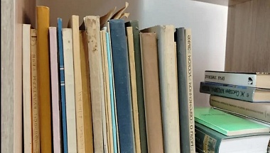 В Обнинске на проспекте Маркса открыли обновленную уличную библиотеку