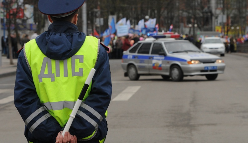 Под Калугой женщина на «Мицубиси» при обгоне протаранила припаркованный грузовик