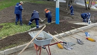Сотрудники водоканала привели в порядок улицу Смоленскую в Калуге 