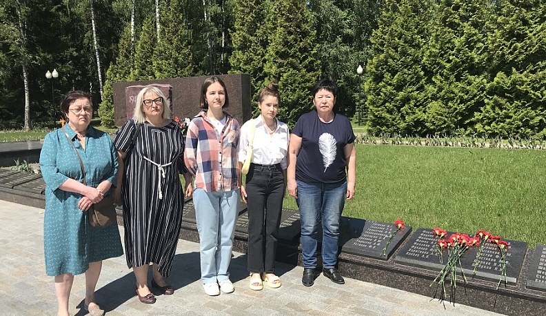 Землю из Бурятии привезла в Обнинск на могилу своего дяди-красноармейца жительница Петербурга