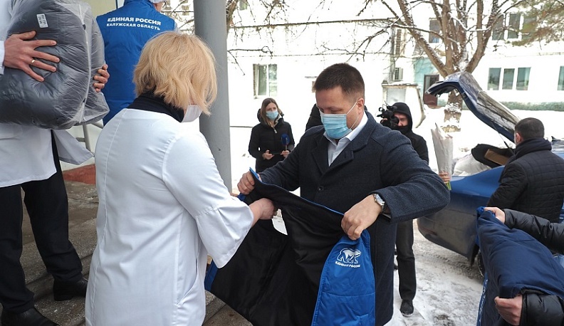 Курточки от «Единой России» согреют медиков областной больницы