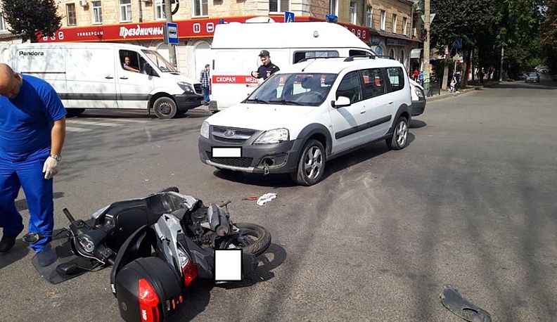 В Калуге скутер столкнулся с Ладой