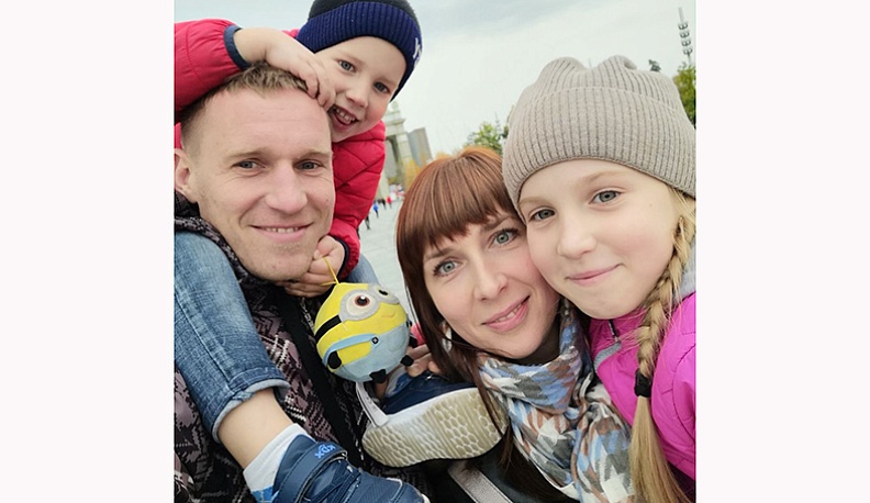 Супруга Марина во всем поддерживает Олега. Их дети, восьмилетняя Ульяна и пятилетний Паша, у папы в части нередкие гости. Особенно мальчику нравятся блестящие большие машины, папина каска, которая пока ему слишком велика. И, если в будущем сын выберет про