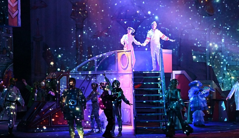 В Калуге облсовпроф организовал в драмтеатре новогодний праздник для более двух тысяч детей из области 