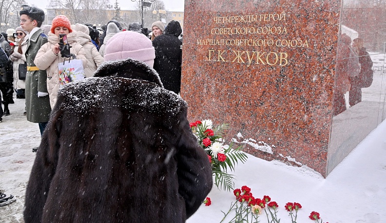 В Калуге возложили цветы к памятнику Маршала Победы Георгия Жукова